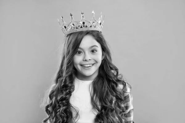Glimlachend Kind Met Krullend Haar Koningin Kroon Blauwe Achtergrond Zelfvoldaan — Stockfoto
