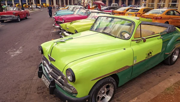 Avana Cuba Maggio 2019 Chevrolet Verde Auto Epoca Decappottabile Parcheggio — Foto Stock