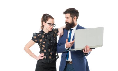 İşleri yürütmek için internet. İş çifti internette çalışıyor. Seksi kadın ve sakallı adam bilgisayarla e-posta gönderiyor. İnternet elektronik iletişim. Bilgi ağı. İnternet Sanal Ofisi.