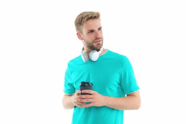 Kahveli milenyum adamı tasviri. Kahveli milenyum çocuğu beyaz üzerine izole edilmiş. Geçmişinde kahve olan bin yıllık bir adam. Stüdyoda kahve içen milenyum adamı..