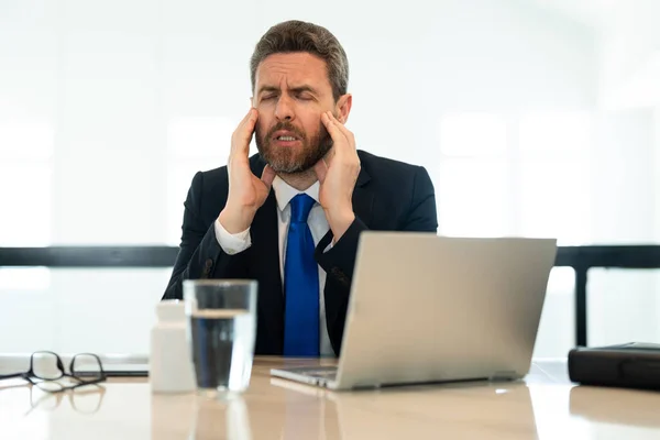 Zestresowany Biznesmen Ból Głowy Podczas Pracy Zestresowany Biznesmen Odczuwa Ból — Zdjęcie stockowe