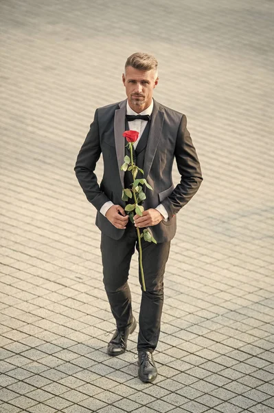Verlovingsdatum Tuxedo Man Viert Verloving Man Met Roos Cadeau Voor — Stockfoto