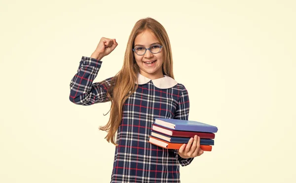 Frohe Schulmädchenleserin Mit Bücherstapel Auf Weißem Hintergrund Schülerin Hält Bücherstapel — Stockfoto