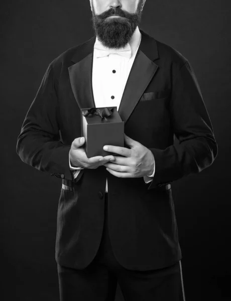 Hombre Recortado Esmoquin Corbata Formalwear Sobre Fondo Negro Con Caja — Foto de Stock