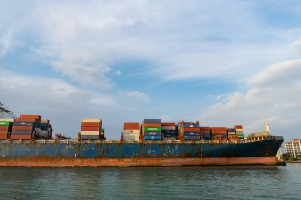 美国佛罗里达州迈阿密海滩 2021年4月18日 货船运送集装箱入港 — 图库照片