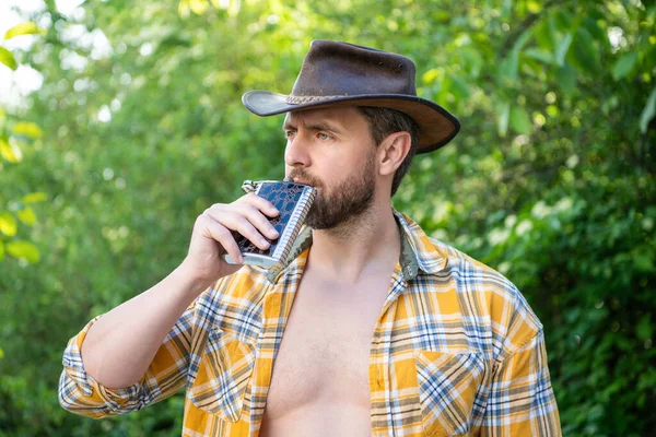 Kowboj Pijący Burbon Hipflask Człowiek Burbonową Piersiówką Świeżym Powietrzu Człowiek — Zdjęcie stockowe