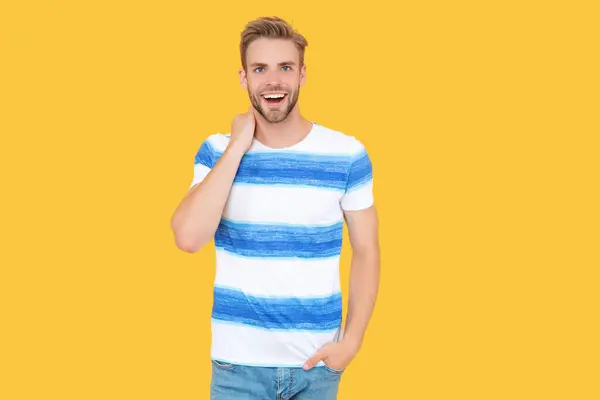 Ein Glücklicher Mann Zeigt Seinen Sommerlichen Stil Einem Shirt Vereinzelt — Stockfoto