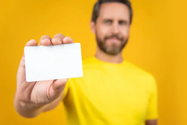 ノートパソコン付きのクレジットカードのフォーカス写真 黄色で区切られた空白のクレジットカード 背景にクレジットカードがない スタジオでのブランククレジットカード — ストック写真