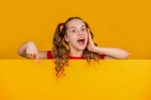 Překvapené Dítě Prázdným Žlutým Papírem Kopírovacím Prostorem Pro Reklamu Ukazováček — Stock fotografie