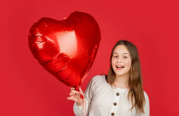 Gülümseyen Çocuk Kırmızı Arka Planda Aşk Balonu Tutuyor — Stok fotoğraf