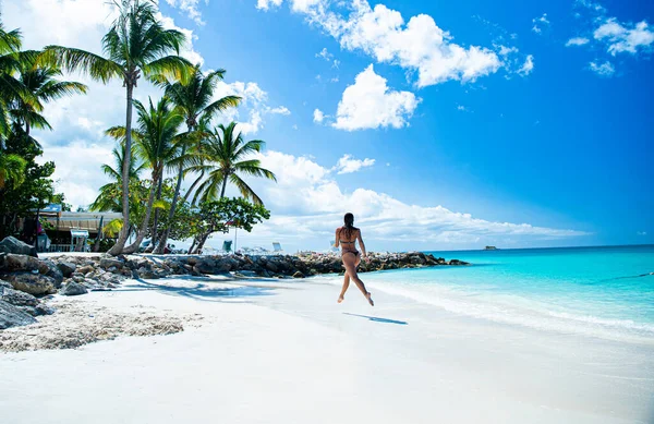 Yaz Tatilinde Plajda Koşan Bir Kadın Yaz Tatilinde Dışarıda Koşan — Stok fotoğraf