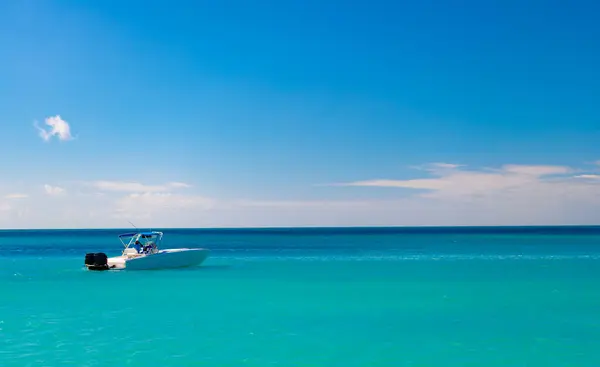 暑假游艇在沙滩上与复制空间 暑假游艇 暑假游艇在海景 在海滨的暑假游艇 — 图库照片