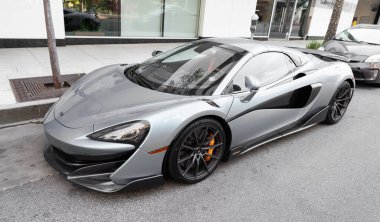 Los Angeles, Kaliforniya ABD - 14 Nisan 2021: Blue McLaren Automotive Limited 720S lüks süper araba Los Angeles, Kaliforniya eyaleti. ön taraf görünümü.