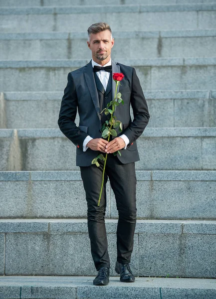 情人节的概念 黑色燕尾服男人与情人节玫瑰 做我的情人 — 图库照片