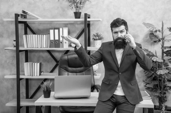 Серьезный Профессионал Разговаривает Мобильному Телефону Показывая Рекламный Жест Офисном Копировальном — стоковое фото