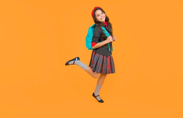 Feliz Adolescente Chica Llevar Mochila Vuelta Escuela Día Del Conocimiento — Foto de Stock