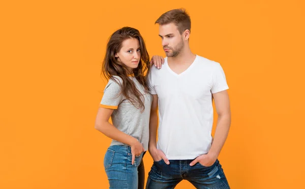 Beziehung Zwischen Sexy Mädchen Und Mann Auf Gelbem Hintergrund Beziehung — Stockfoto