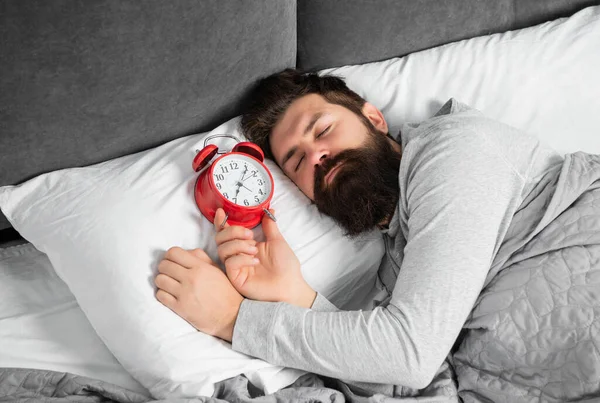 Guy Dormindo Com Despertador Cama Tempo Sono — Fotografia de Stock