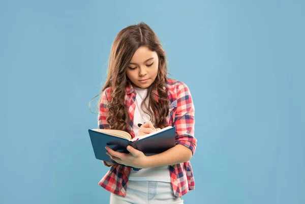 Seria Teen Girl Prendere Appunti Sfondo Blu Educazione — Foto Stock