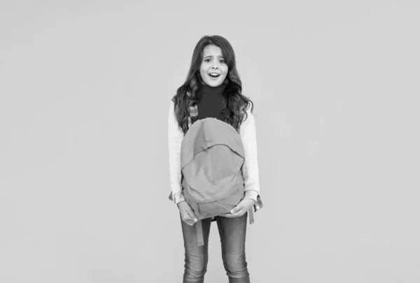 교육의 배경의 평상복을 입은아이 가방을 있는아이 스러운 소녀가 배낭을 학교로 — 스톡 사진