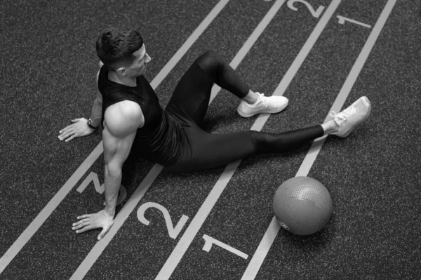 Κατάλληλος Κάθεται Στο Πάτωμα Του Γυμναστηρίου Αθλητής Που Ξεκουράζεται Μετά — Φωτογραφία Αρχείου