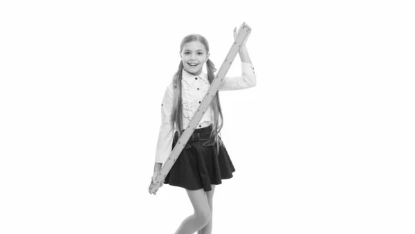 Ευτυχισμένο Κορίτσι Που Κρατά Μεγάλο Στούντιο Χάρακα Απομονωμένο Λευκό Σχολείο — Φωτογραφία Αρχείου