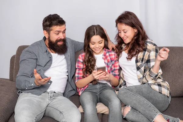 Got Sms Happy Family Read Sms Smartphone Texting Messaging Mobile — Stock Fotó
