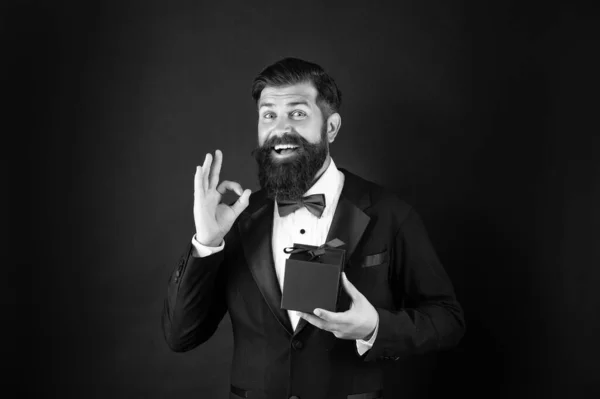 Hombre Feliz Esmoquin Corbata Formalwear Sobre Fondo Negro Con Caja — Foto de Stock