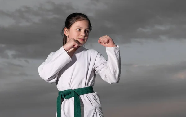 Teen Girl Practicing Karate Teen Child Fighter Sky Background Teen — 图库照片