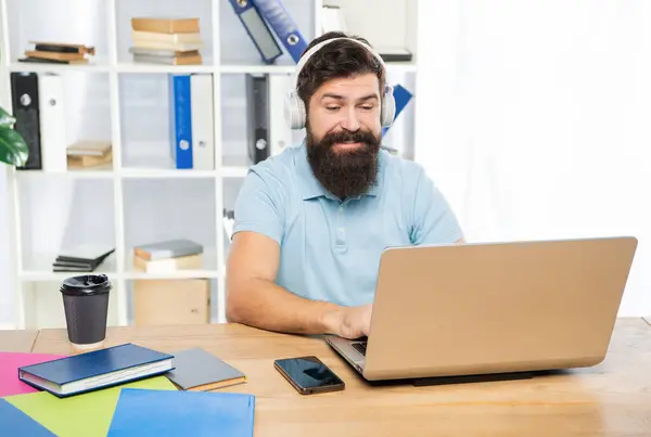 Empresário Feliz Fones Ouvido Digitando Laptop Escritório Comunicação Line — Fotografia de Stock