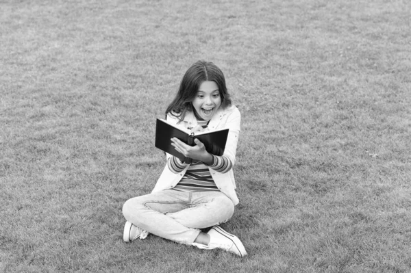 Erstaunt Teenagermädchen Macht Notizen Notizbuch Sitzt Auf Gras Notizen Machen — Stockfoto