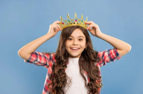 Princesa Arrogante Tiara Niño Orgulloso Con Pelo Rizado Chica Adolescente — Foto de Stock