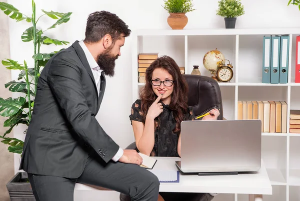 继续在工作中调情在办公室里快乐的男女调情 办公室恋情工作场所关系 工作关系 只是单纯的调情 — 图库照片