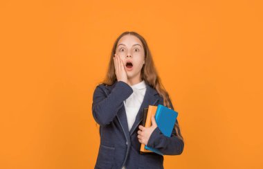 Çalışma kitabıyla çalış. Sürpriz çocuk kitabı. Okula dönüyorum. Çocukluk eğitimi. Bilgi günü. Çocuk defteri tut. Lise öğrencisiydim. Genç kız ödevlerini defter ile yapıyor..