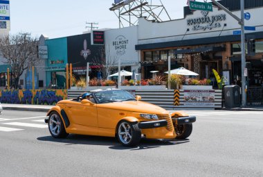 Long Beach, Kaliforniya ABD - 31 Mart 2021: Sarı Chrysler Plymouth Prowler 'ın klasik arabası.