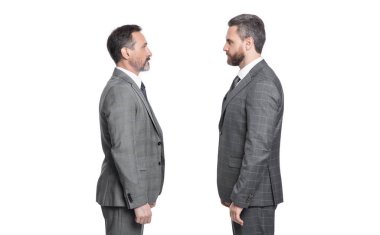 Beyaz arka planda izole edilmiş iki iş adamının rekabeti. Stüdyoda rekabet eden iş adamları. Takım elbiseli iş adamlarının rekabeti. İş adamlarının fotoğrafı rekabete yol açar..