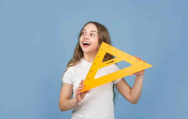 Χαρούμενο Παιδί Εργαλείο Μέτρησης Μαθηματικού Τριγώνου — Φωτογραφία Αρχείου