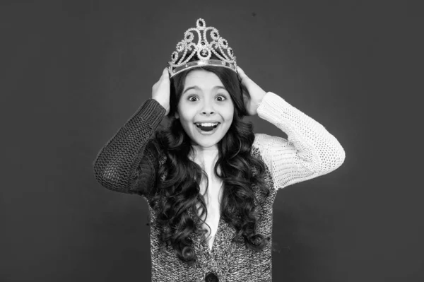 Niño Sorprendido Corona Reina Princesa Tiara Retrato Del Niño Orgulloso — Foto de Stock