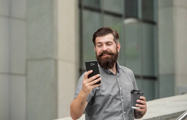 Hombre Feliz Haciendo Videollamadas Usando Teléfono Móvil Hombre Barbudo Sonriendo — Foto de Stock