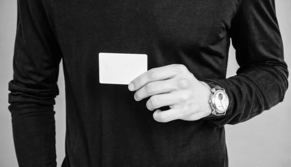 男のミステリービューはデビットカードを保持します 名刺を見せる 男性用名刺よ 空白のカード コピースペース — ストック写真