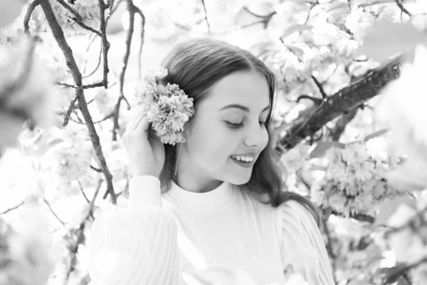 Χαμογελαστό Έφηβο Κορίτσι Στο Λουλούδι Sakura Ανθίζει Την Άνοιξη — Φωτογραφία Αρχείου