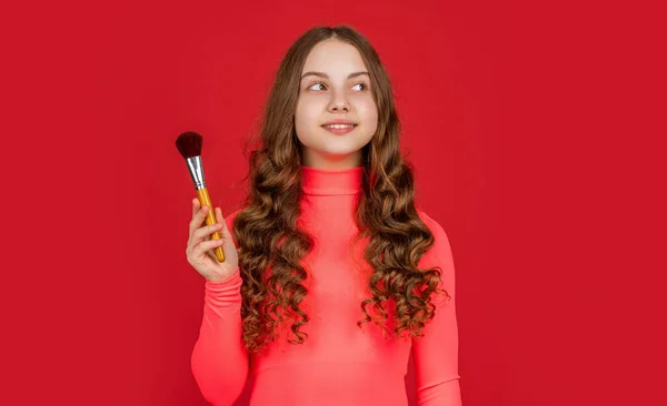 Εφηβικό Μακιγιάζ Θετικό Παιδί Σγουρά Μαλλιά Κρατήστε Πινέλο Σκόνη Για — Φωτογραφία Αρχείου