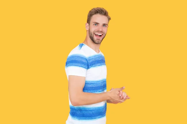 Позитивна Людина Тисячоліття Ізольована Жовтому Тлі Тисячолітній Чоловік Позує Модному — стокове фото