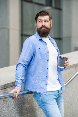 Kahve içen yakışıklı bir adam. Adam dışarıda kahve içiyor. Dışarıda kahve içen bir adam. Adam sokakta kahve içiyor..