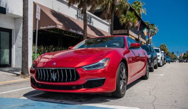 Miami, Florida ABD - 25 Mart 2023: kırmızı 2016 Maserati Ghibli S Q4 park halindeki araç, ön taraf manzaralı.