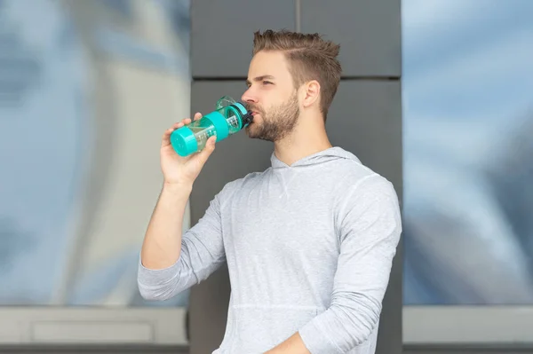 口渴的运动员喝水瓶 口渴的运动员 户外喝水 训练后给口渴的运动员喝水 口渴的运动员喝水 — 图库照片