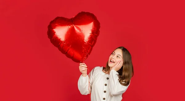 Förvånad Barn Hålla Kärlek Hjärta Ballong Röd Bakgrund Februari Alla — Stockfoto