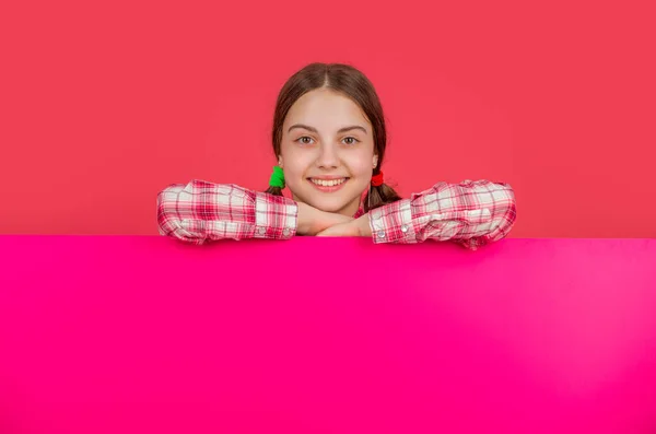 空白粉红纸后面的快乐孩子 有广告的复制空间 — 图库照片