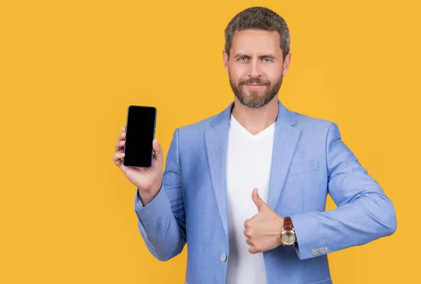 Бизнесмен Показывает Мобильный Телефон Большой Палец Вверх Бизнесмен Представляет Экран — стоковое фото