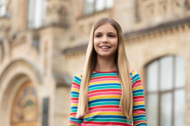 Olumlu bir genç kızın portresi. Genç bir kızın portresi. Dışarıda genç bir kızın portresi var. Dışarıdaki genç kızın portresi..